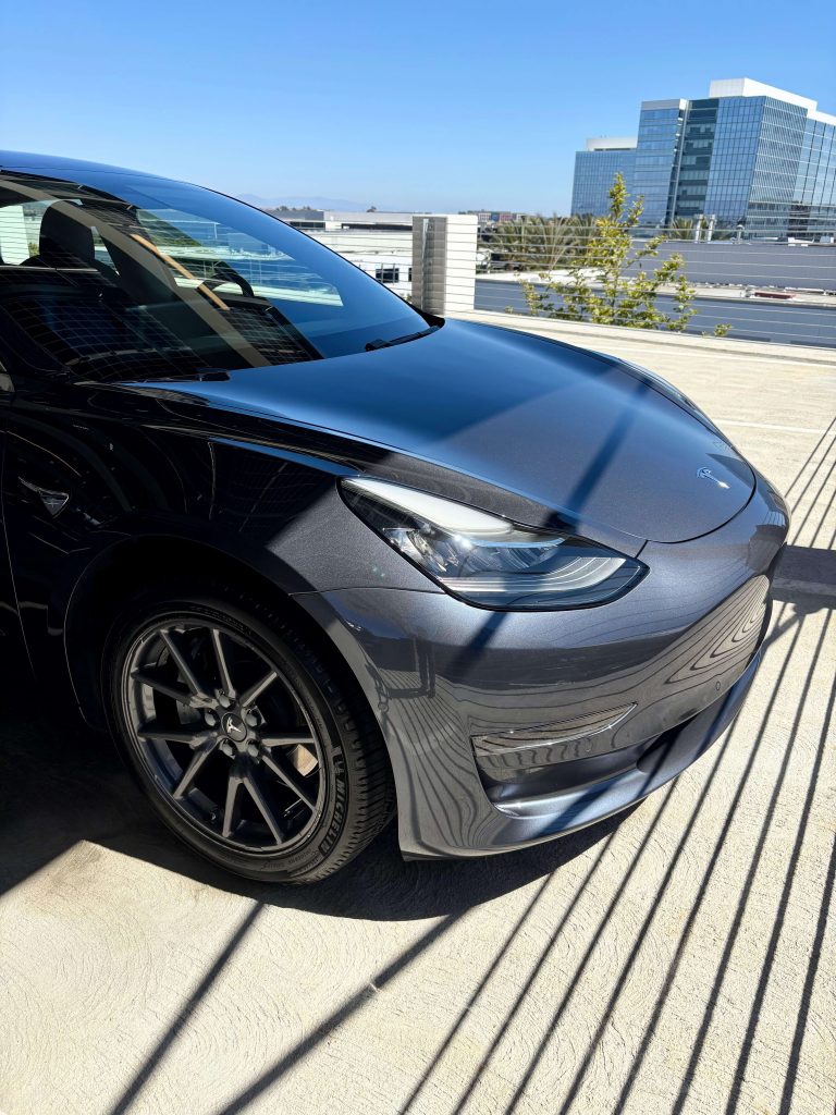 Tesla_Model_3_shiny_paint